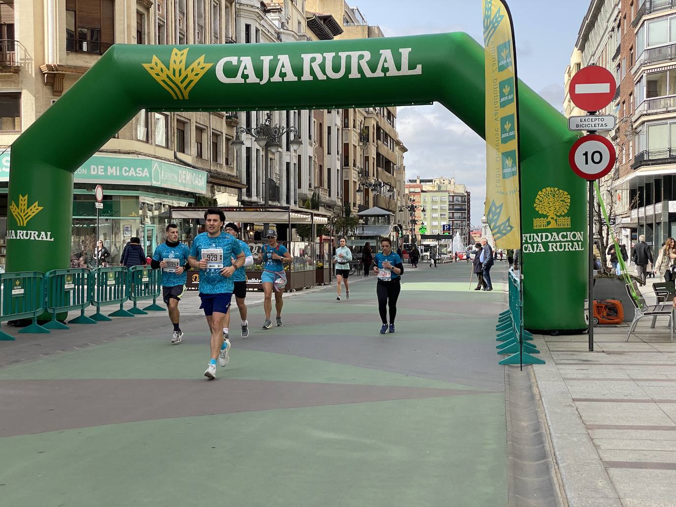 Fotos: La media maratón de León a su paso por Ordoño II (I)