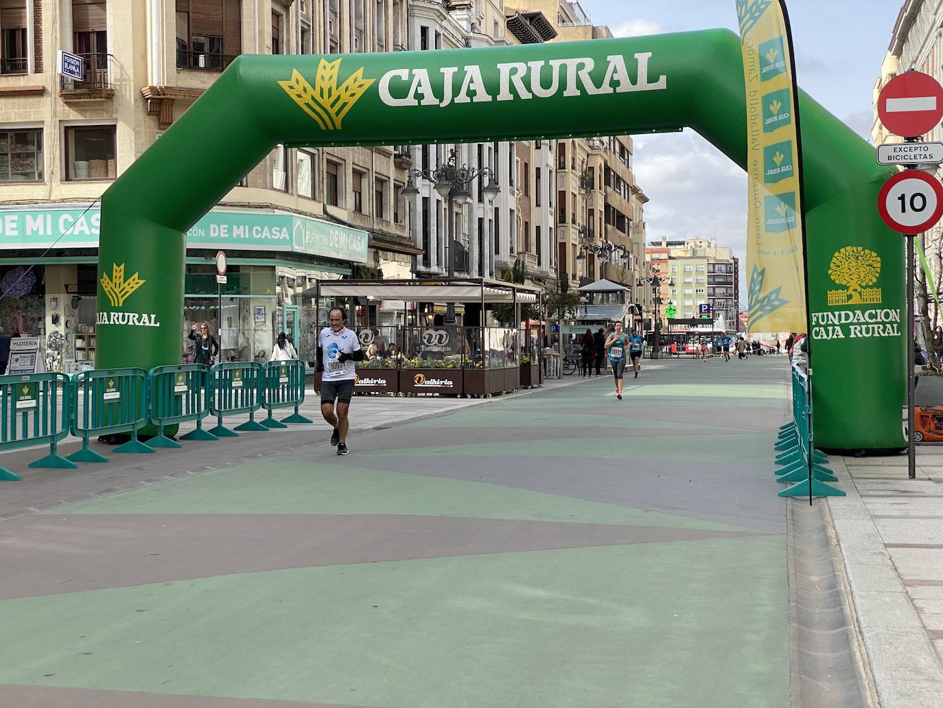 Fotos: La media maratón de León a su paso por Ordoño II (I)