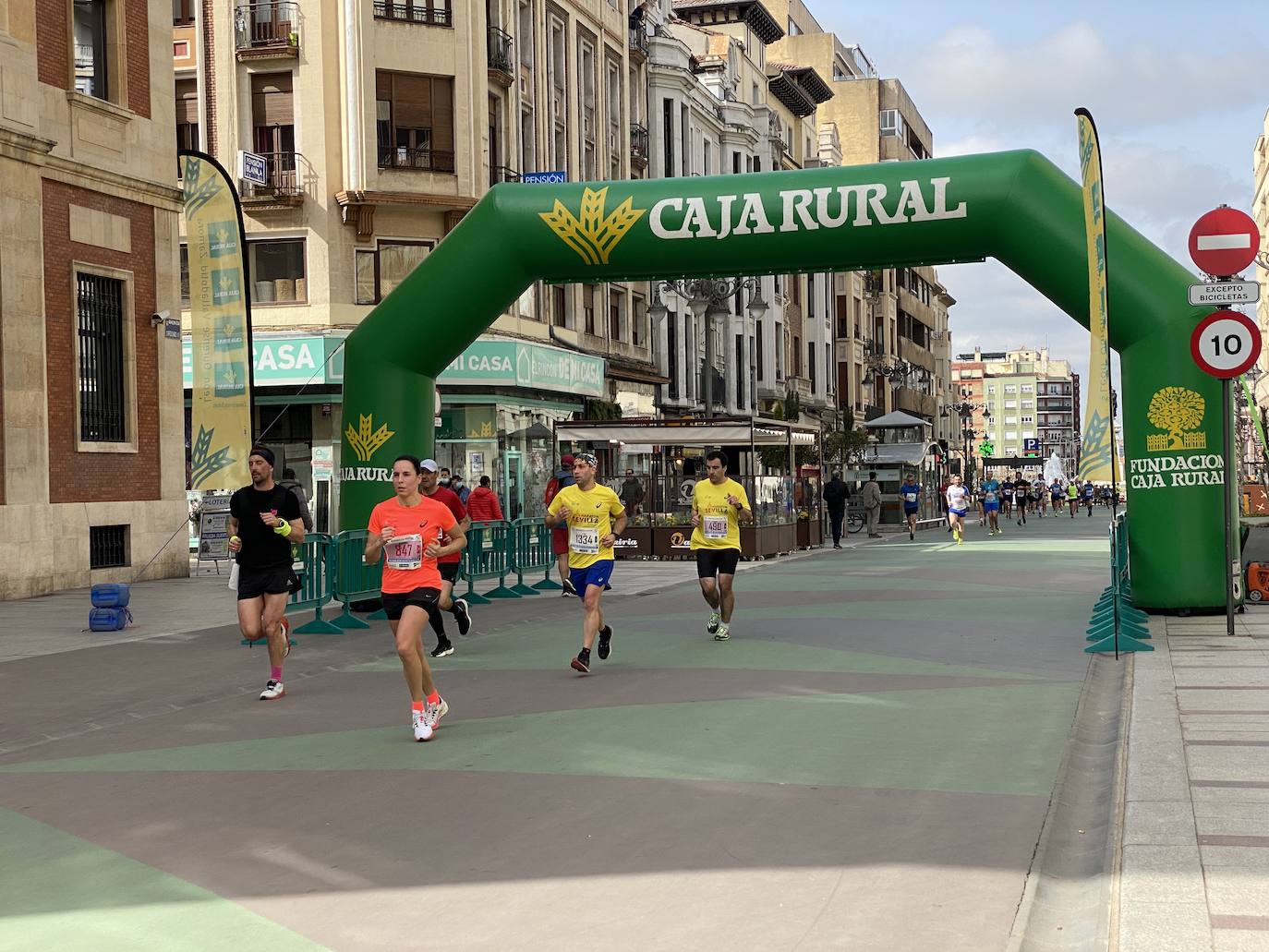 Fotos: La media maratón de León a su paso por Ordoño II (I)