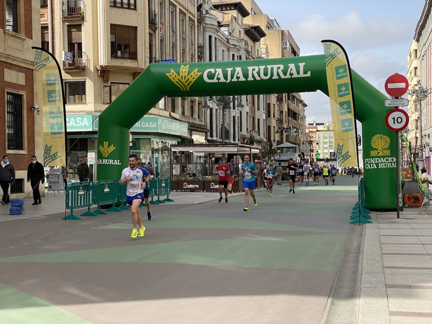 Fotos: La media maratón de León a su paso por Ordoño II (I)