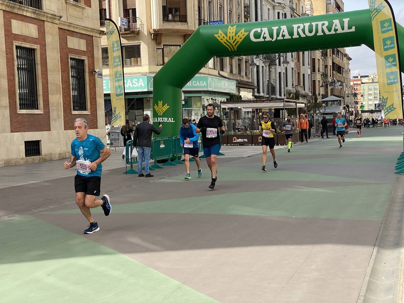 Fotos: La media maratón de León a su paso por Ordoño II (I)