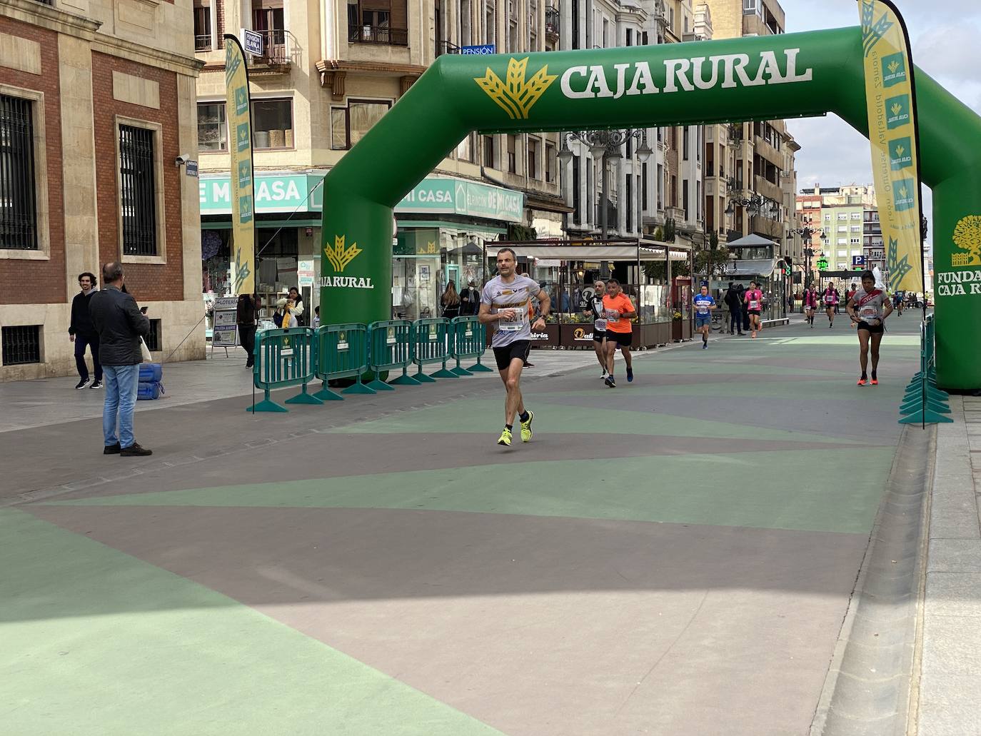 Fotos: La media maratón de León a su paso por Ordoño II (I)