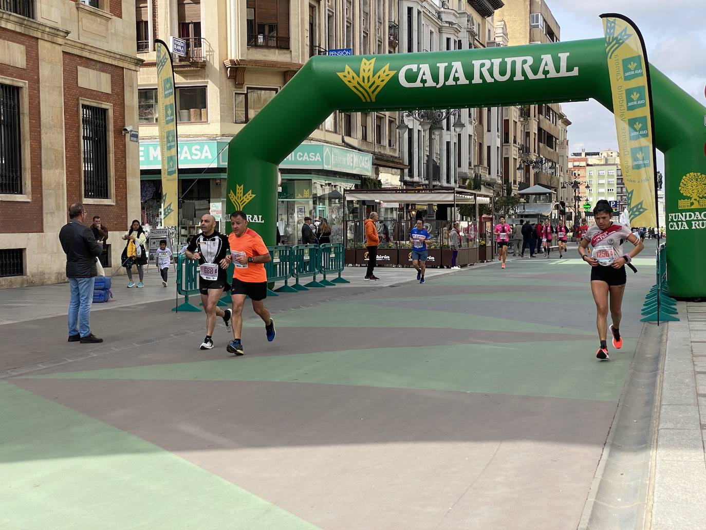 Fotos: La media maratón de León a su paso por Ordoño II (I)