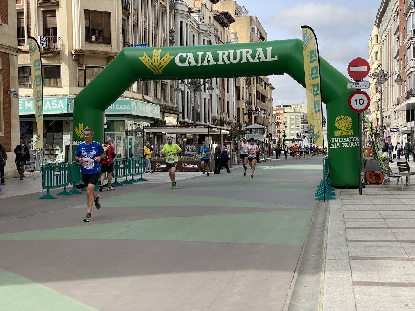 Fotos: La media maratón de León a su paso por Ordoño II (I)