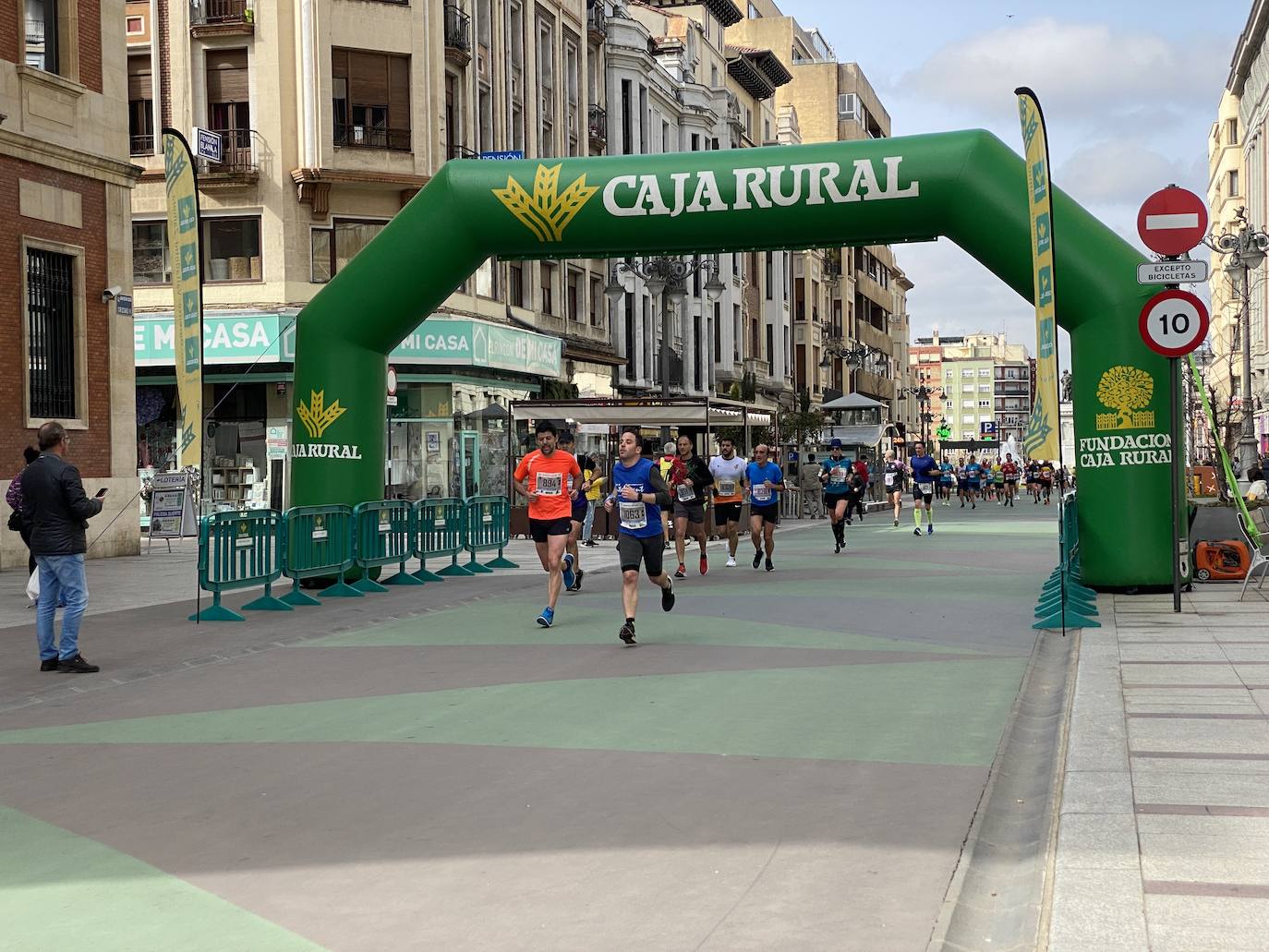 Fotos: La media maratón de León a su paso por Ordoño II (I)