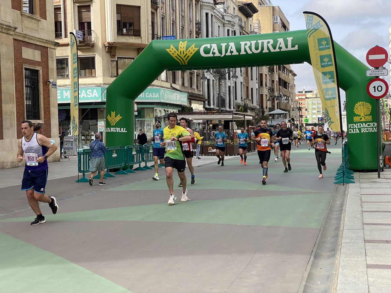 Fotos: La media maratón de León a su paso por Ordoño II (I)