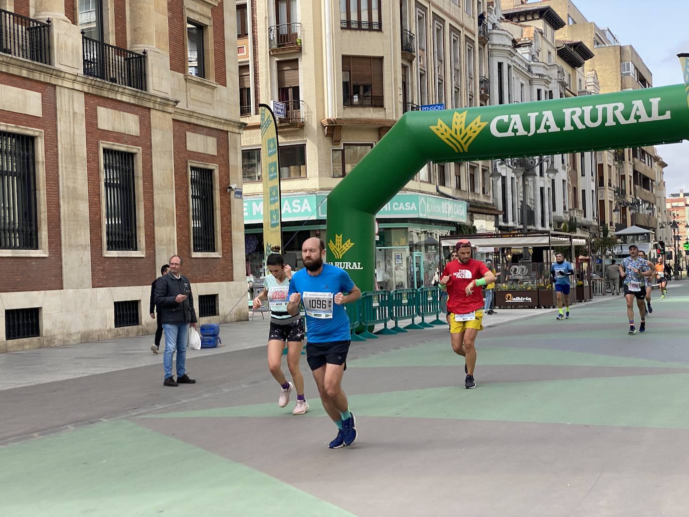 Fotos: La media maratón de León a su paso por Ordoño II (I)