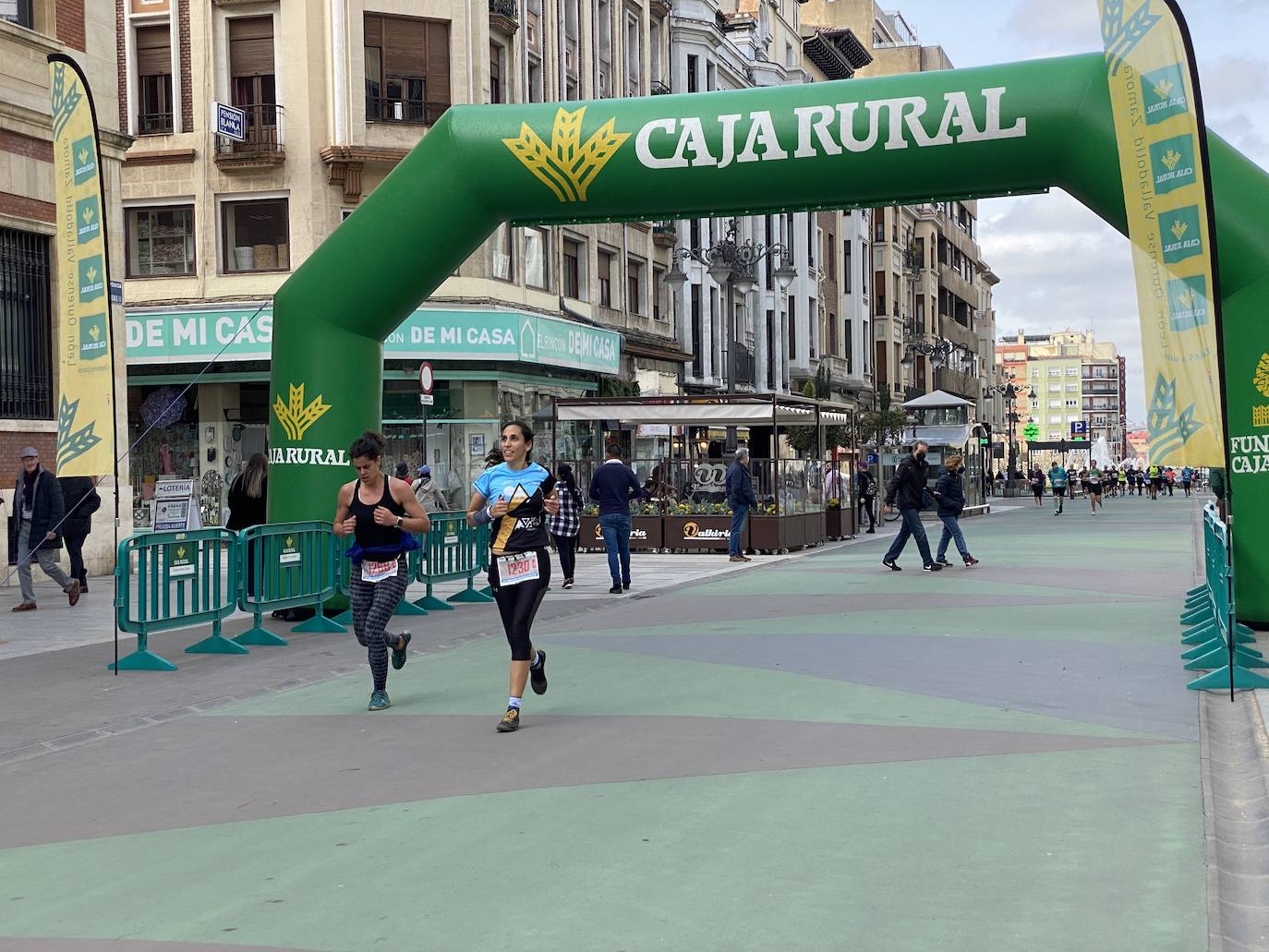 Fotos: La media maratón de León a su paso por Ordoño II (I)