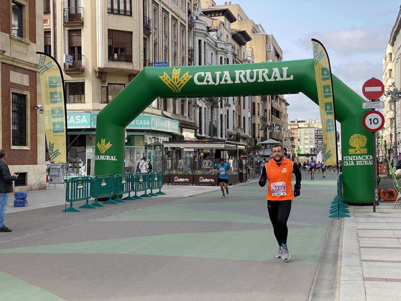 Fotos: La media maratón de León a su paso por Ordoño II (I)