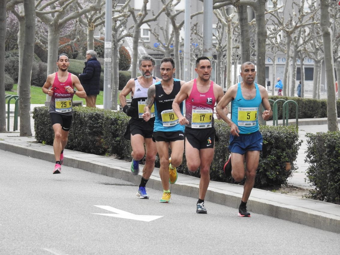 Los corredores han participado en esta prueba que recorre 21 kilómetros por la ciudad de León.