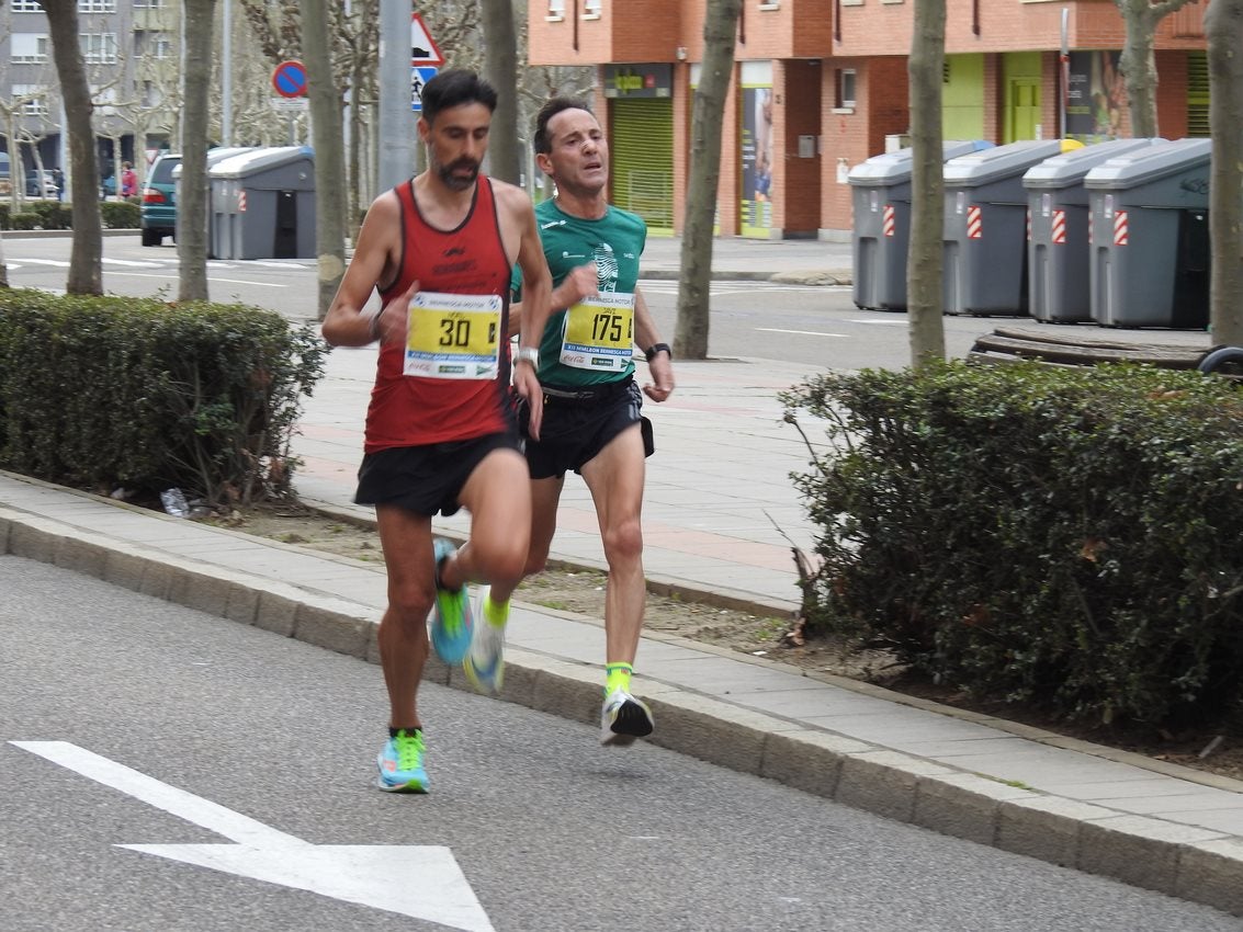 Los corredores han participado en esta prueba que recorre 21 kilómetros por la ciudad de León.