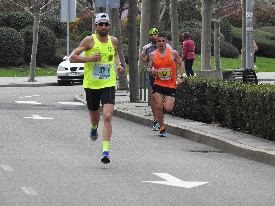 Los corredores han participado en esta prueba que recorre 21 kilómetros por la ciudad de León.