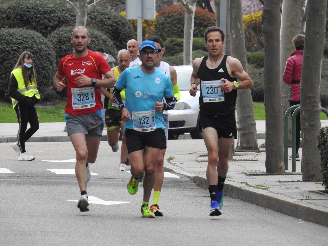 Los corredores han participado en esta prueba que recorre 21 kilómetros por la ciudad de León.