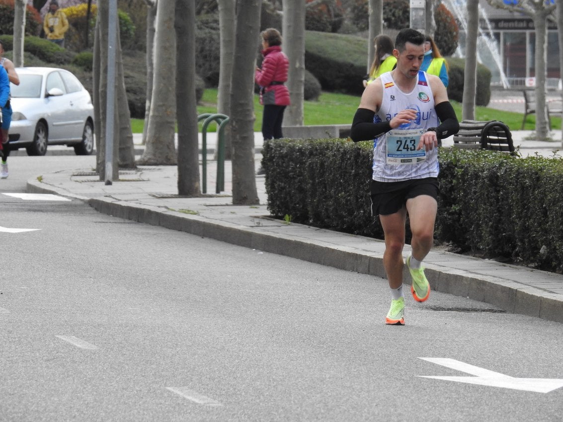 Los corredores han participado en esta prueba que recorre 21 kilómetros por la ciudad de León.