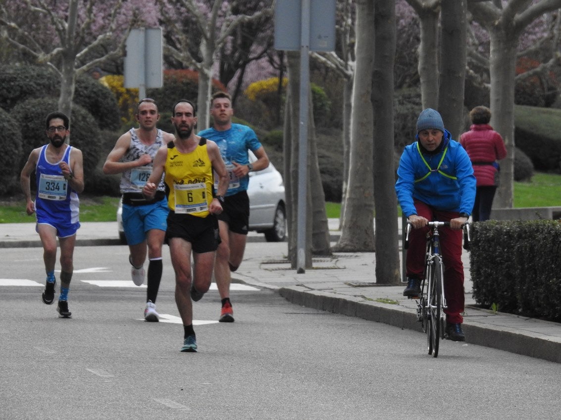 Los corredores han participado en esta prueba que recorre 21 kilómetros por la ciudad de León.