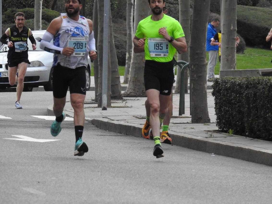 Los corredores han participado en esta prueba que recorre 21 kilómetros por la ciudad de León.