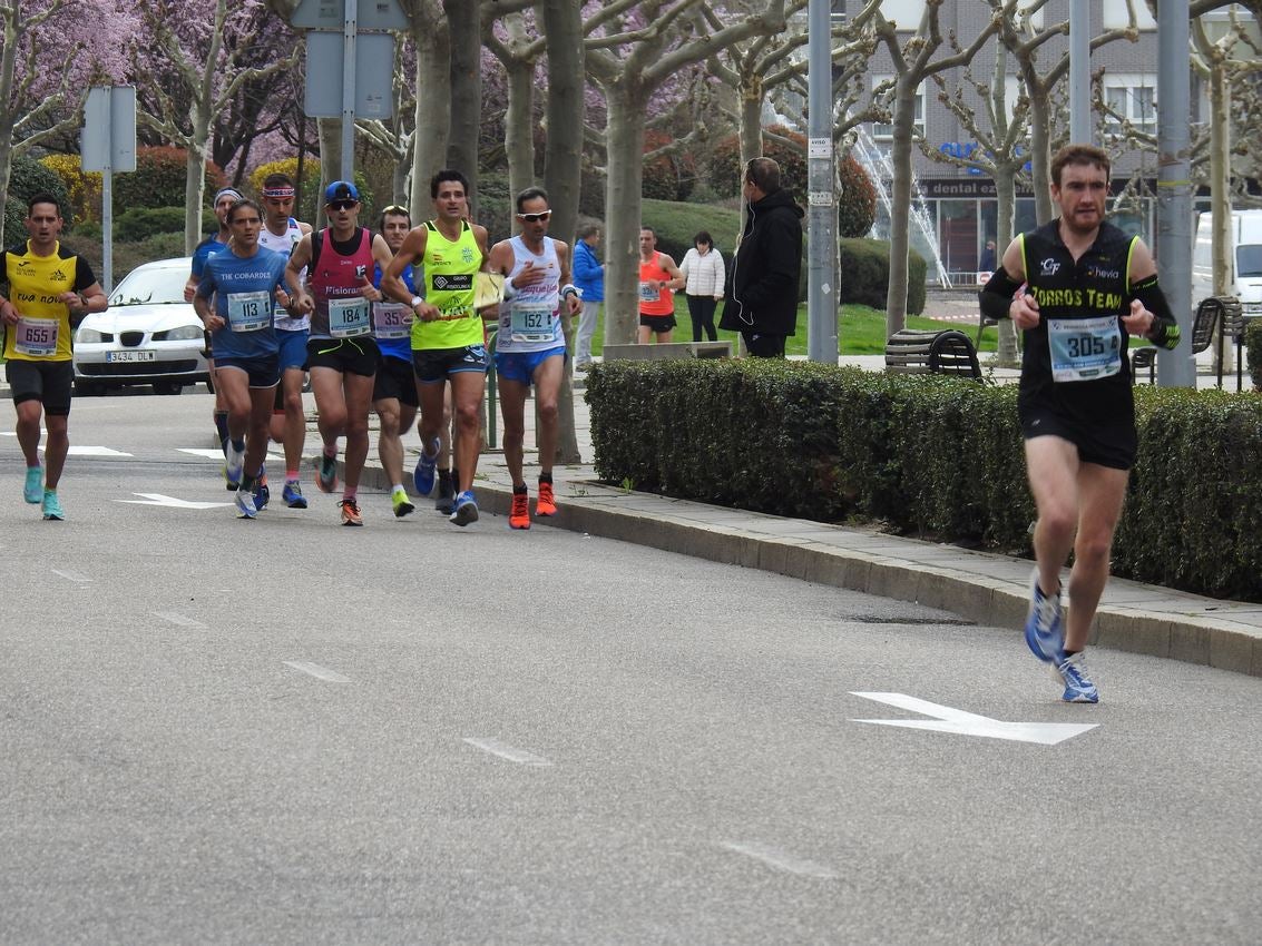 Los corredores han participado en esta prueba que recorre 21 kilómetros por la ciudad de León.