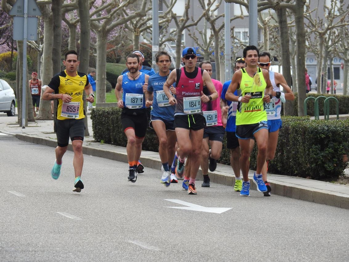 Los corredores han participado en esta prueba que recorre 21 kilómetros por la ciudad de León.