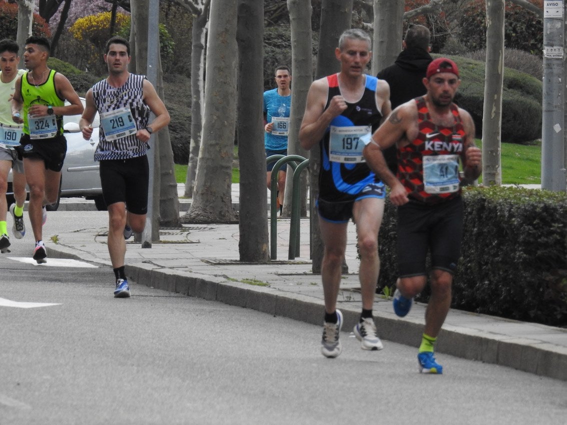 Los corredores han participado en esta prueba que recorre 21 kilómetros por la ciudad de León.