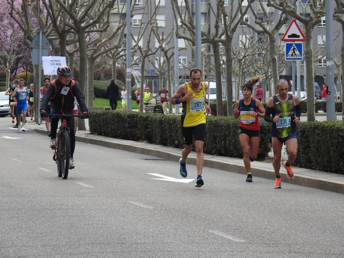 Los corredores han participado en esta prueba que recorre 21 kilómetros por la ciudad de León.