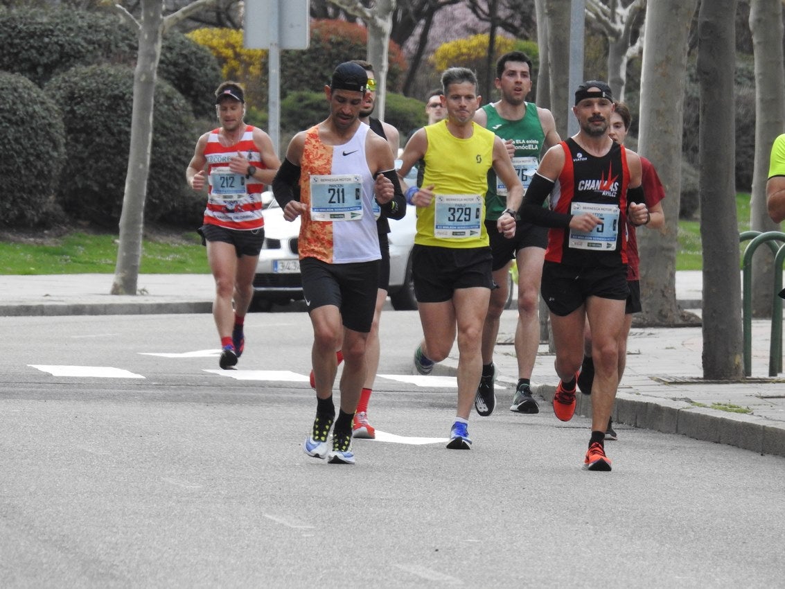 Los corredores han participado en esta prueba que recorre 21 kilómetros por la ciudad de León.