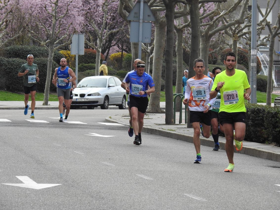 Los corredores han participado en esta prueba que recorre 21 kilómetros por la ciudad de León.