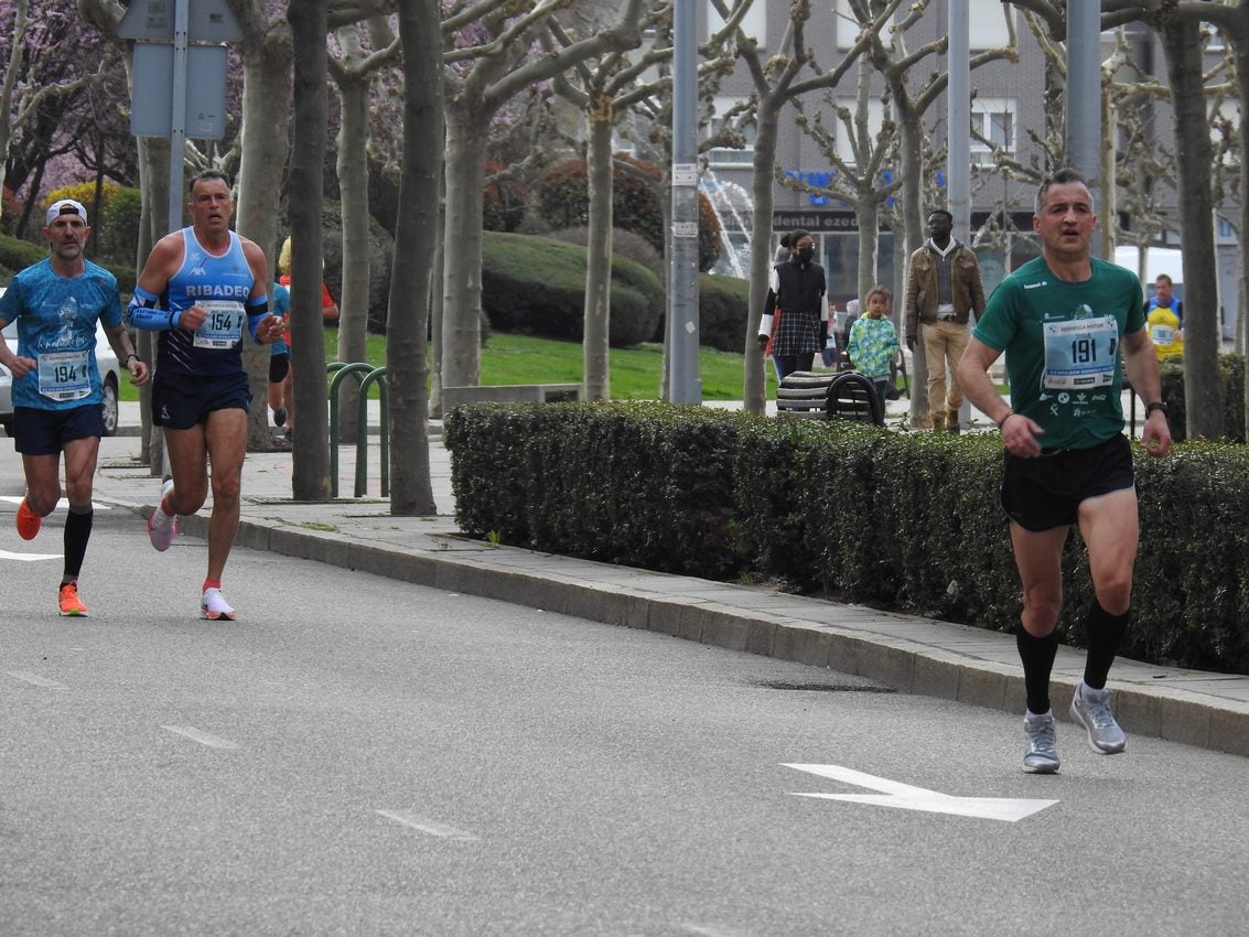 Los corredores han participado en esta prueba que recorre 21 kilómetros por la ciudad de León.