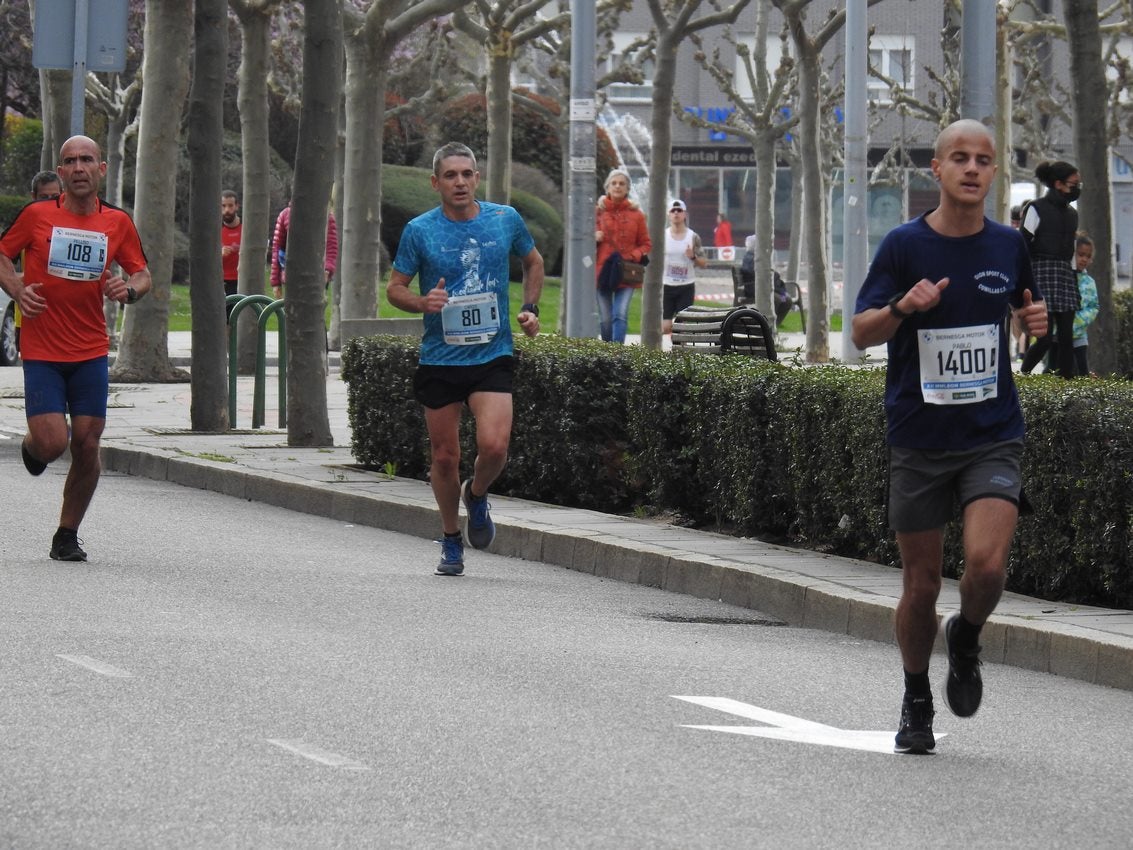 Los corredores han participado en esta prueba que recorre 21 kilómetros por la ciudad de León.