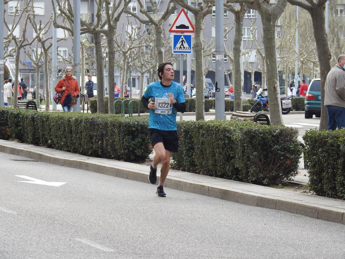 Los corredores han participado en esta prueba que recorre 21 kilómetros por la ciudad de León.