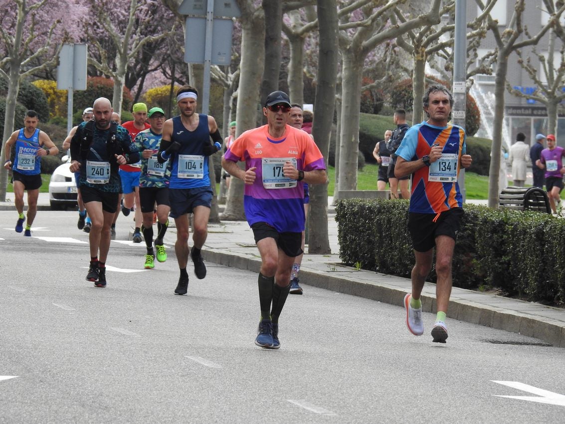 Los corredores han participado en esta prueba que recorre 21 kilómetros por la ciudad de León.