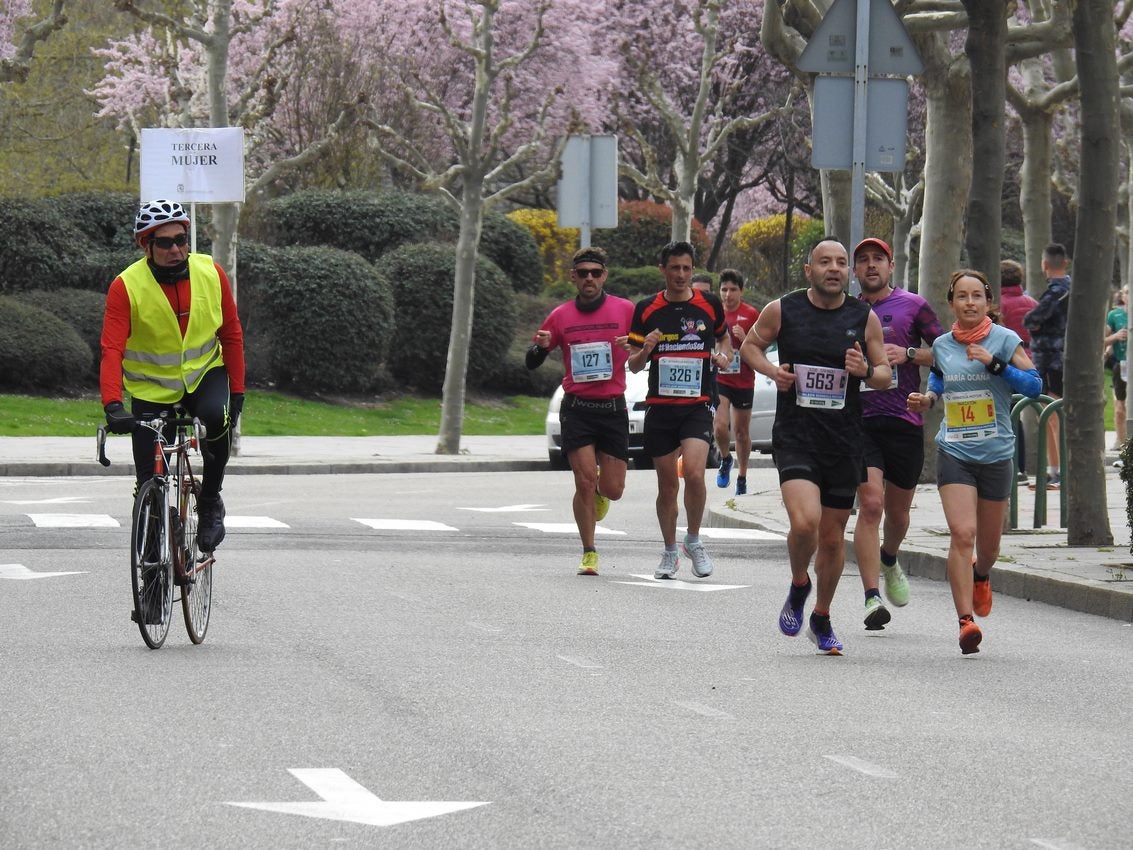 Los corredores han participado en esta prueba que recorre 21 kilómetros por la ciudad de León.