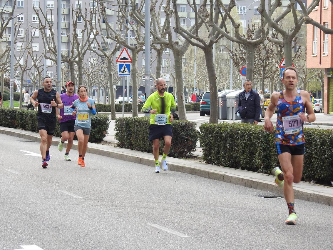 Los corredores han participado en esta prueba que recorre 21 kilómetros por la ciudad de León.