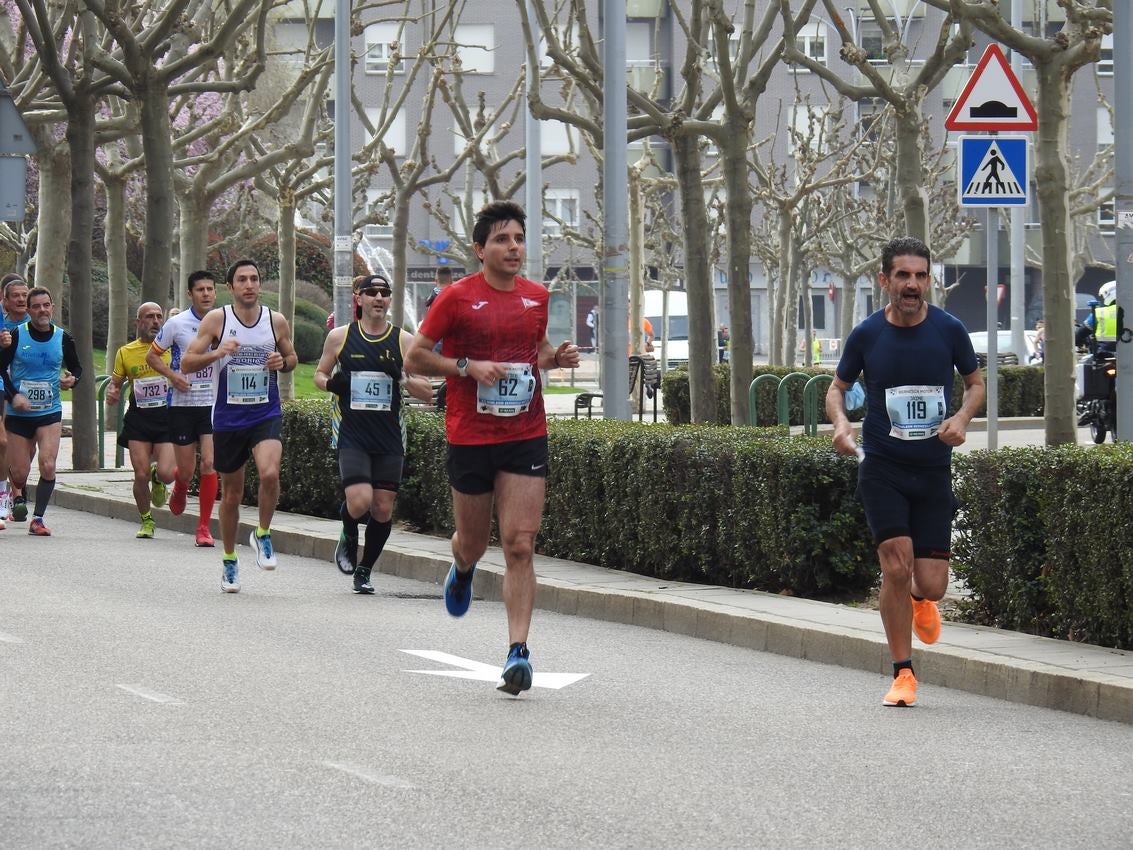 Los corredores han participado en esta prueba que recorre 21 kilómetros por la ciudad de León.