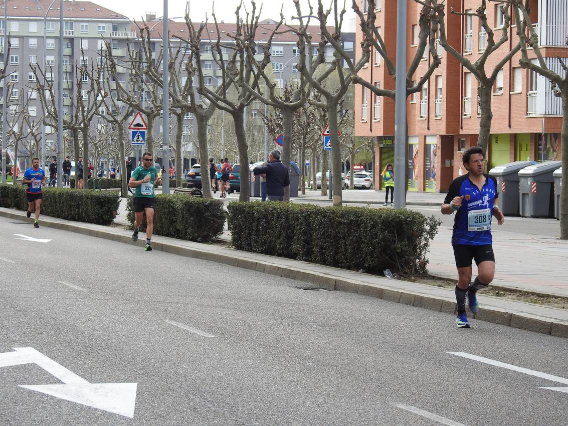 Los corredores han participado en esta prueba que recorre 21 kilómetros por la ciudad de León.