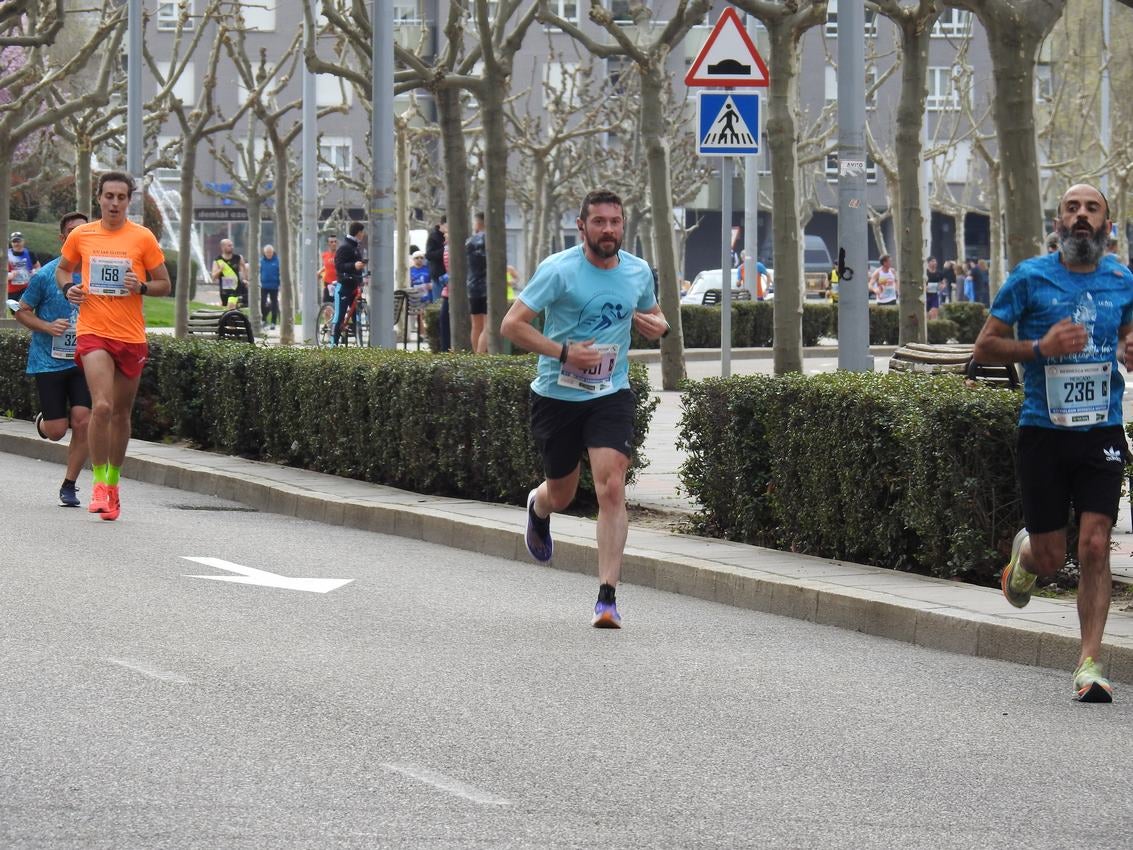 Los corredores han participado en esta prueba que recorre 21 kilómetros por la ciudad de León.