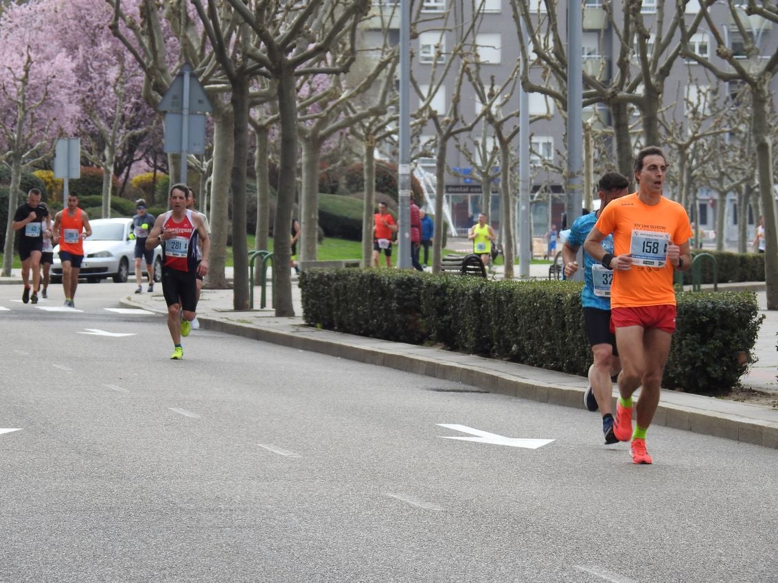 Los corredores han participado en esta prueba que recorre 21 kilómetros por la ciudad de León.