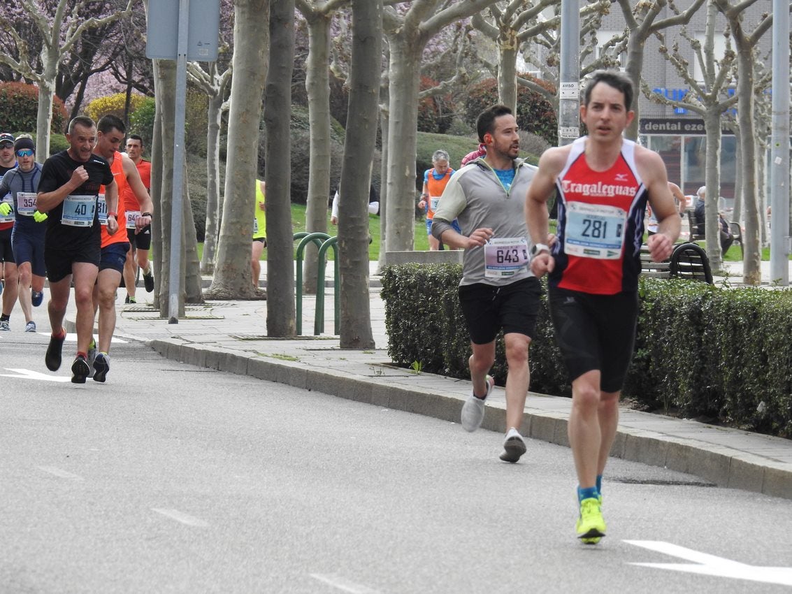 Los corredores han participado en esta prueba que recorre 21 kilómetros por la ciudad de León.