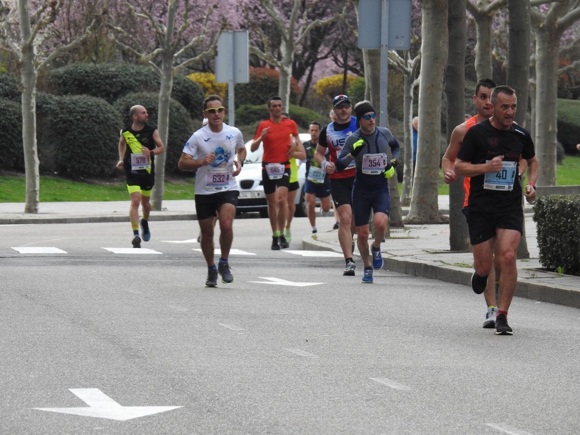 Los corredores han participado en esta prueba que recorre 21 kilómetros por la ciudad de León.