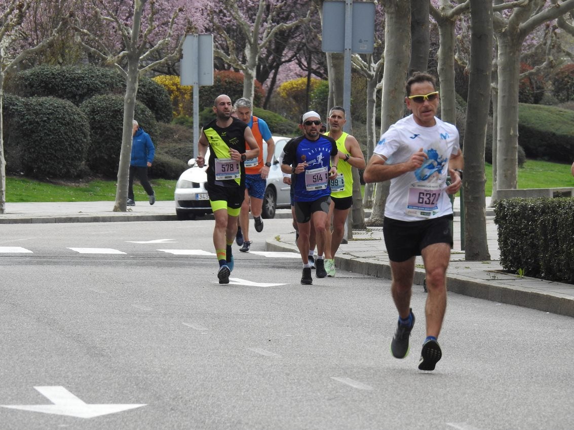 Los corredores han participado en esta prueba que recorre 21 kilómetros por la ciudad de León.