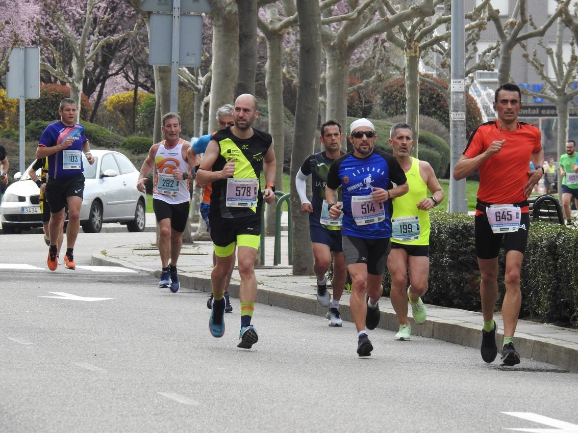 Los corredores han participado en esta prueba que recorre 21 kilómetros por la ciudad de León.