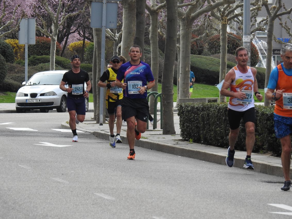 Los corredores han participado en esta prueba que recorre 21 kilómetros por la ciudad de León.