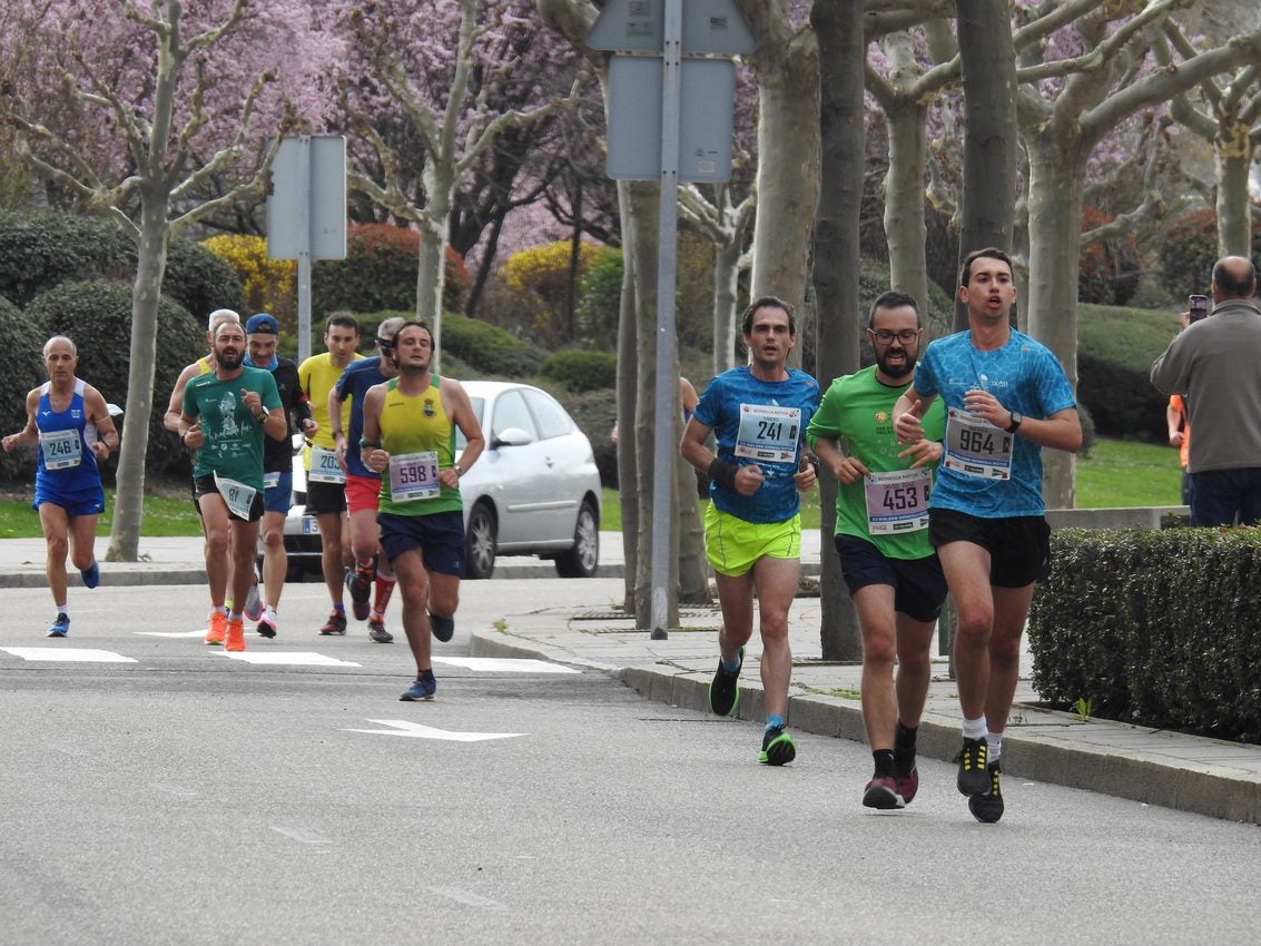 Los corredores han participado en esta prueba que recorre 21 kilómetros por la ciudad de León.