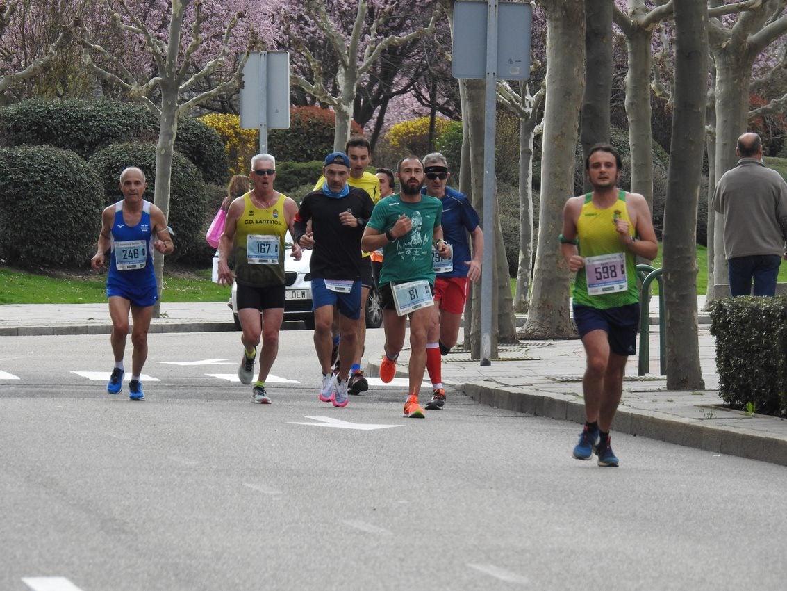 Los corredores han participado en esta prueba que recorre 21 kilómetros por la ciudad de León.