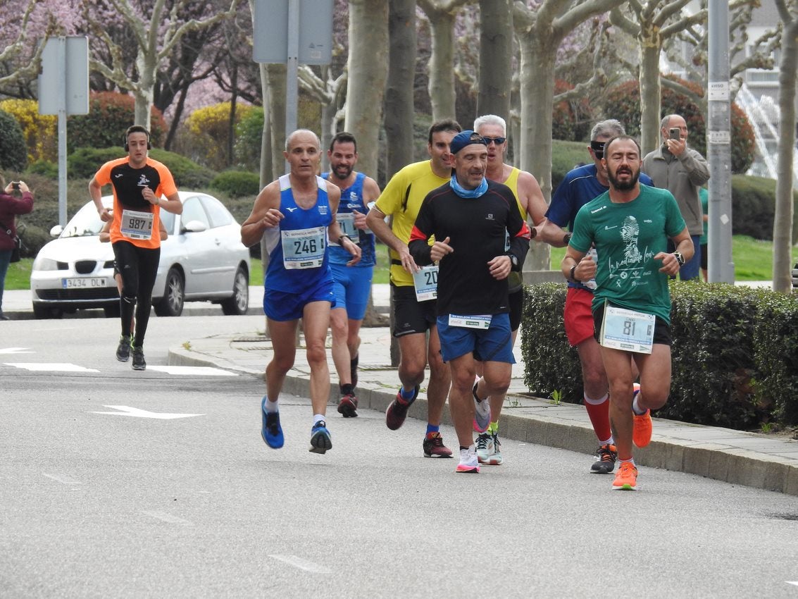 Los corredores han participado en esta prueba que recorre 21 kilómetros por la ciudad de León.