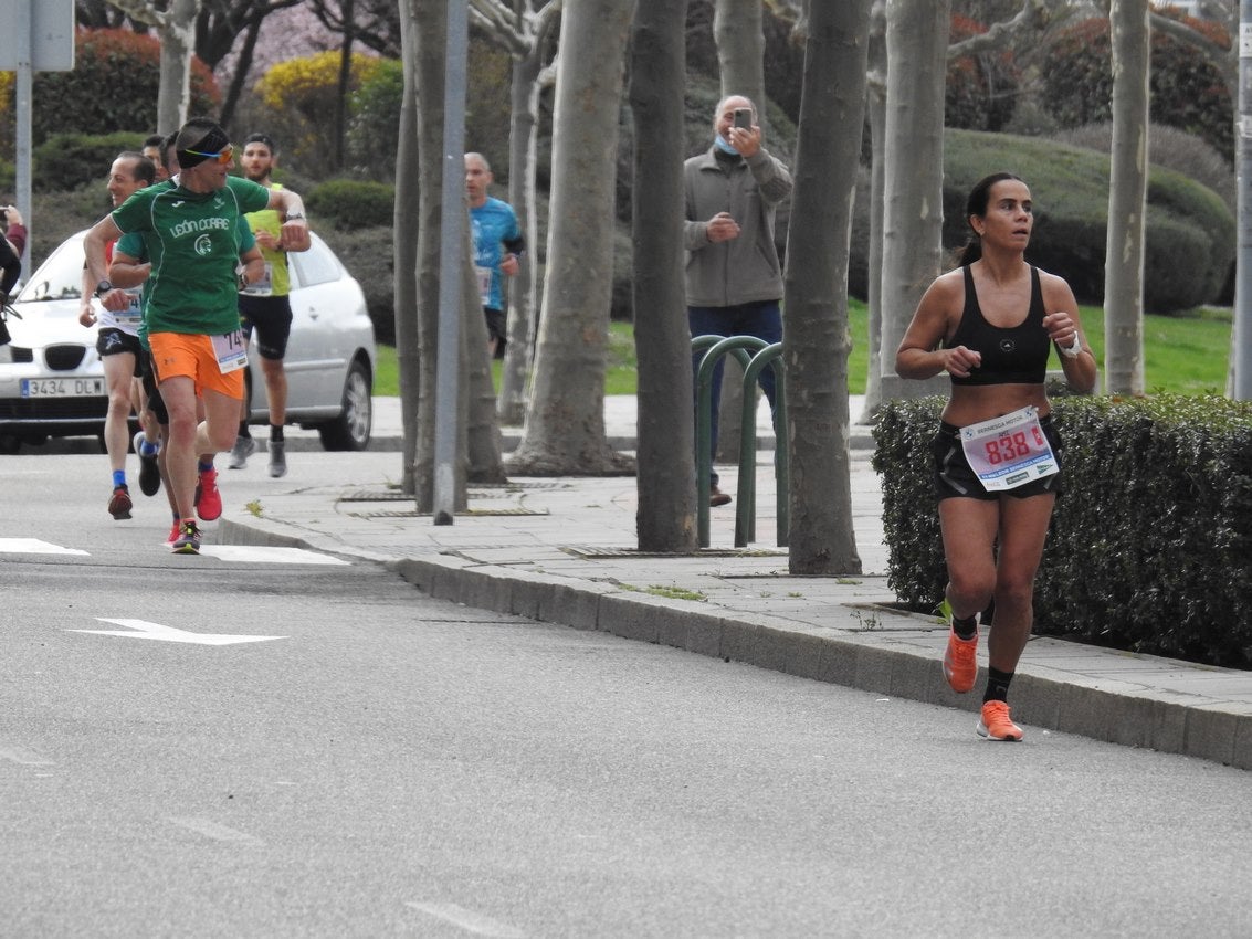 Los corredores han participado en esta prueba que recorre 21 kilómetros por la ciudad de León.