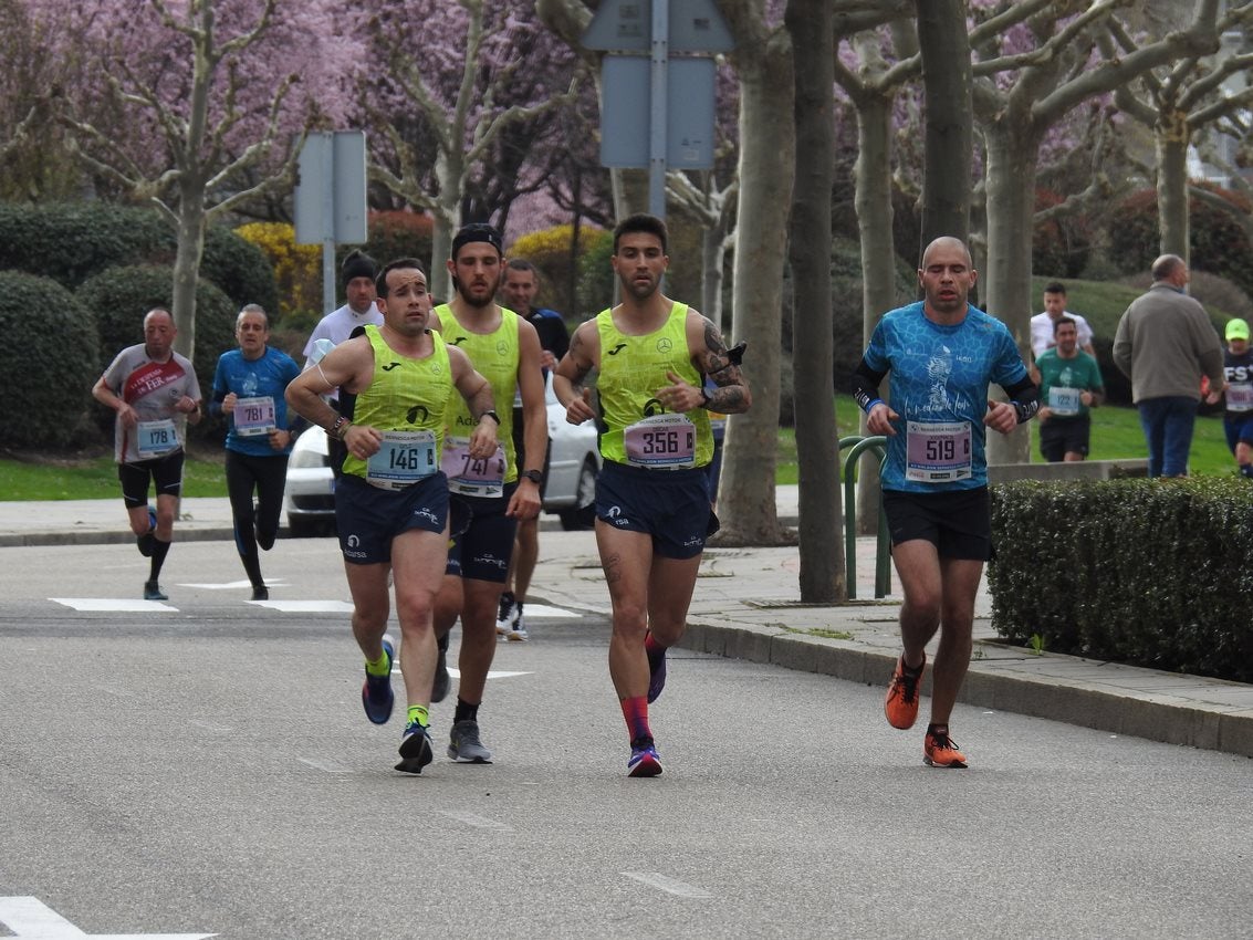 Los corredores han participado en esta prueba que recorre 21 kilómetros por la ciudad de León.