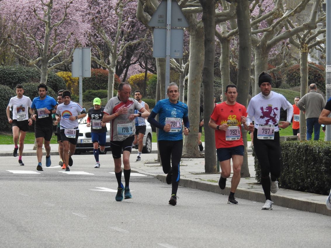 Los corredores han participado en esta prueba que recorre 21 kilómetros por la ciudad de León.