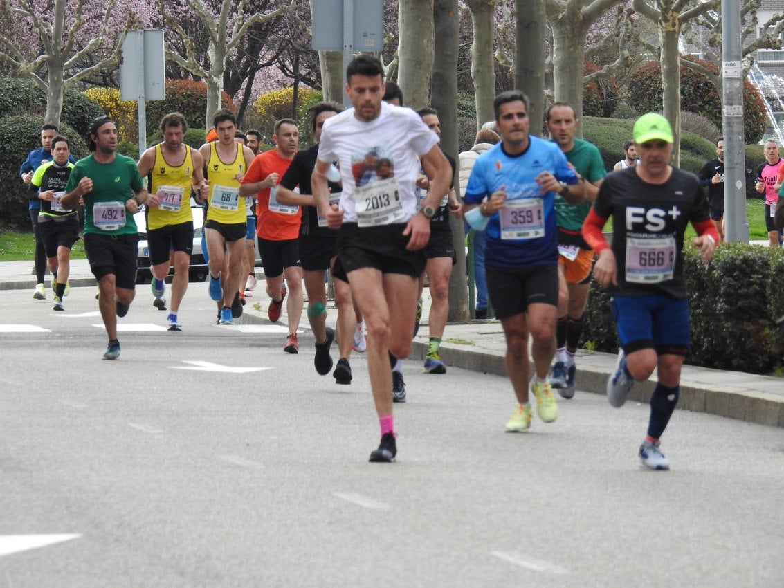 Los corredores han participado en esta prueba que recorre 21 kilómetros por la ciudad de León.