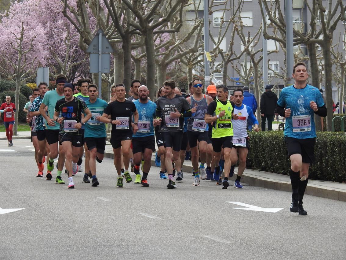 Los corredores han participado en esta prueba que recorre 21 kilómetros por la ciudad de León.