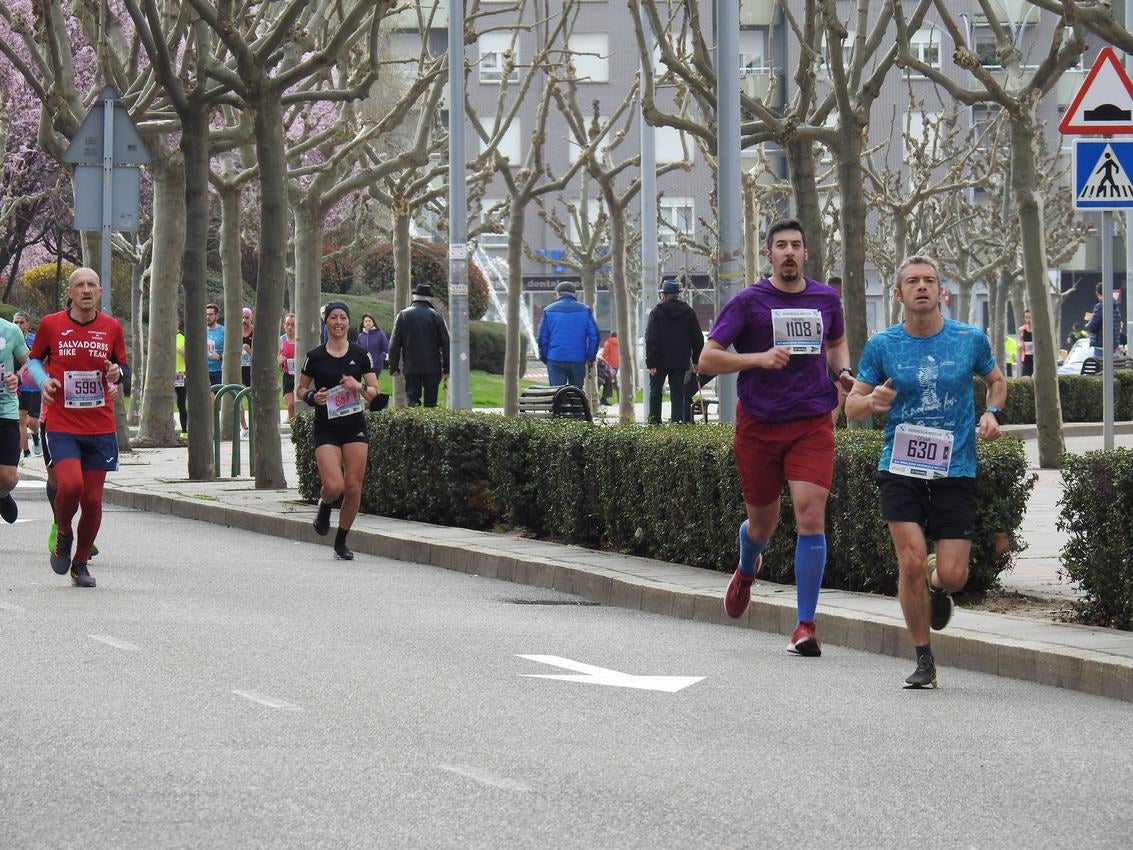 Los corredores han participado en esta prueba que recorre 21 kilómetros por la ciudad de León.